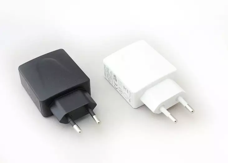 USB-laturi / virtalähde 2A puhelimille ja tableteille - Otsavalot ja taskulamput - 15150 - 1